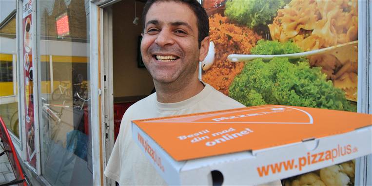 Kamal Karaca er pizzabud hos Apex Pizzeria i Valby. Han har ti faste kunder i ældreboligerne Valbyholmen.
