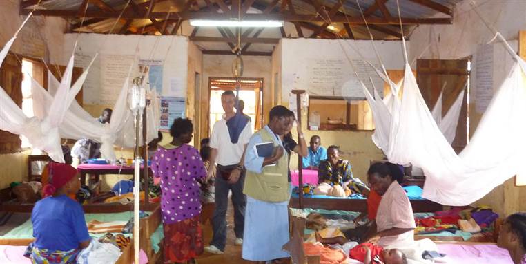 Foto fra en afrikansk malaria-klinik finansieret af SMS-bidrag fra ansatte i formaet IBM.