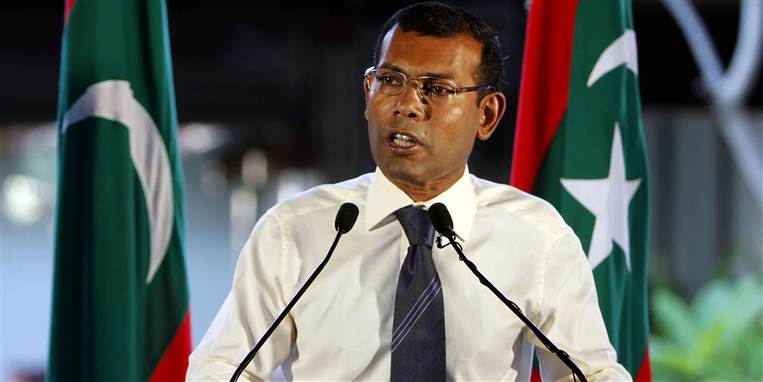 Mohamed Nasheed af Maldiverne trækker sig for at finde en løsning på de unge demokratis konflikter.