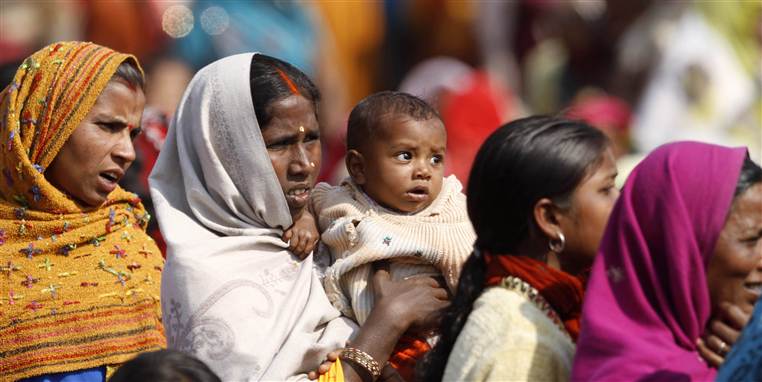Indiske kvinder lytter til en tale af den vildt populære førsteminister Mayawati ved det igangværende parlamentsvalg, der vil være retningsgivende for nationale valg.