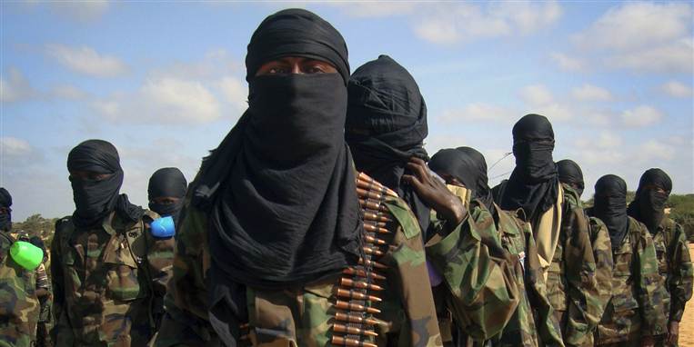Militante al-Shabab folk paraderer i Mogadishu mandag for at fejre deres fusion med al-Qaeada gruppen. Al-Shabab er under militært pres ude i landet.