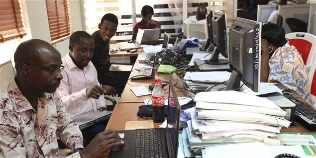 Nigerianske journalister på arbejde efter et nyligt selvmordsangreb på et medie i landet.