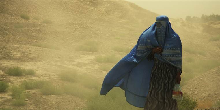 Afghansk kvinde iklædt burka.