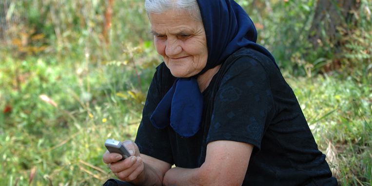 Damen her ved sandsynligvis ikke, at der foregår en global kamp om hendes adgang til at sende SMS's eller gå på nettet.
