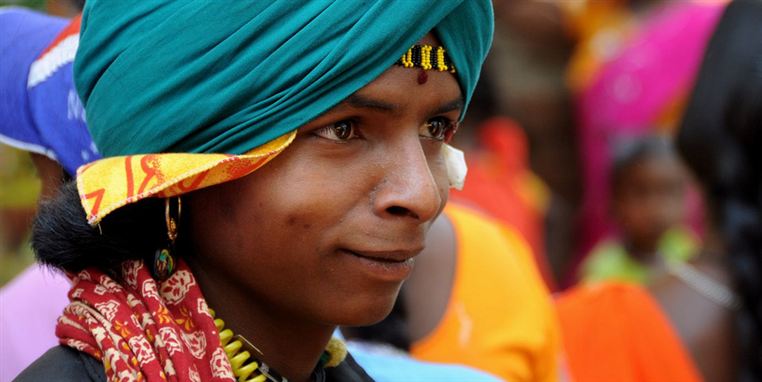 Ung mand fra stammefolk i Indien. Oprindelige folk har brug for beskyttelse, men få vil love det.