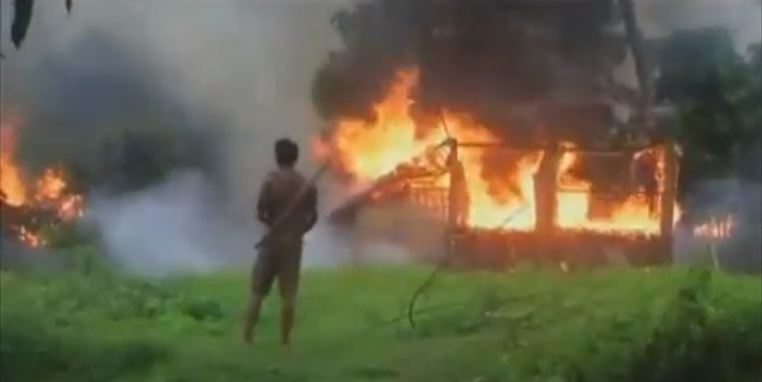 Rohingya-landsbyer nedbrændes af buddhister.