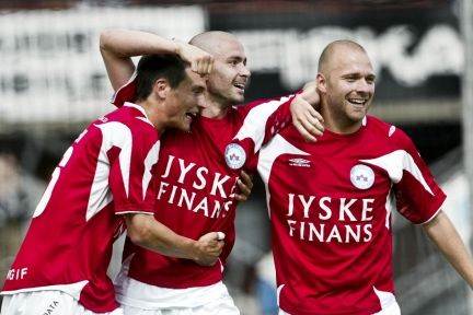 Silkeborgs Rajko Lekic har scoret til 2-0. Thomas Hansen og Christian Holst jubler med.
 Foto: Jesper Nørgaard Sørensen / POLFOTO