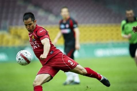 Den trøje har den forkerte farve. Hvis altså Dennis Cagara vil på banen i dag for AGF.