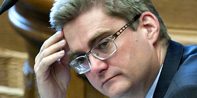 Udviklingsminister Søren Pind (V) er blevet i tvivl, om han behandler sin unge filippinske au pair-kvinde efter reglerne.