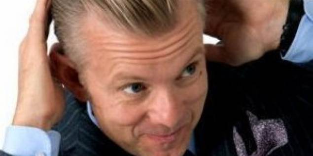 Når han ikke tjener penge, har Casper Christensen travlt med at hygge sig med Jarl Friis-Mikkelsens datter, som han privat danner par med.