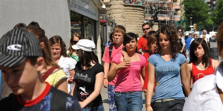 Spanierne kæmper med arbejdsløshed og får nu yderligere økonomiske pisk.