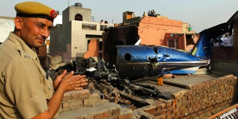 Beboerne i en forstad til den indiske hovedstad New Delhi så målløse til, da et lille ambulancefly onsdag styrtede ned i deres kvarter.