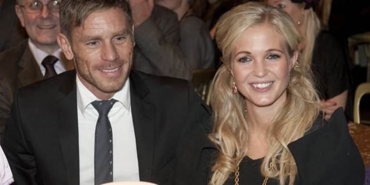 Det glade par skal giftes om 12 dage - inden da skal de lige tage stilling til pressens fokus på brudgommens enorme gæld.