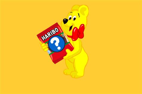 På Haribos website svarer Guldbamsen på spørgsmål om, hvad der findes i poserne. Intet sted står, at der kan findes træstumper.  Haribo.dk