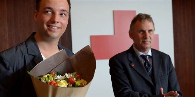 Mikkel Viksø bliver i øjeblikket fejret med champagne til en reception ved Røde Kors. Han har vundet titlen som Årets Førstehjælper samt 10.000 kroner.