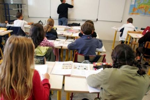 Det kan give et bedre miljø i klassen med to voksne om børnene, mener FOA.