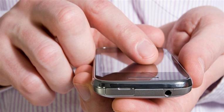 Det skal være lettere at gennemskue de abonnementer, som man kan få til mobilen, mener regeringen, der nu nedsætter en arbejdsgruppe.