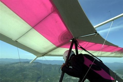 En omgang paraglidning er en af de oplevelser, der gemmer sig i de lidt for smarte Smartboxe. Arkivfoto.
