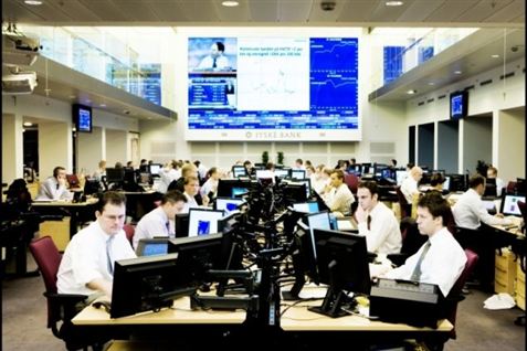 Her sidder de tunge regnedrenge i Jyske Bank og forsøger at tjene penge til banken.