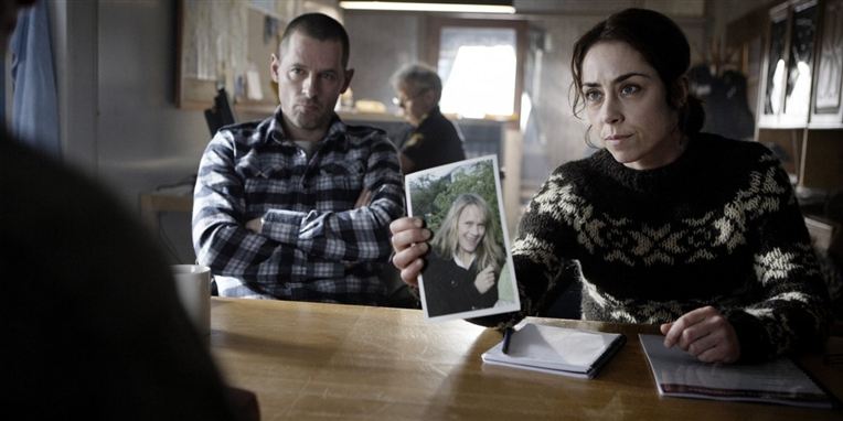 I afsnittet farer Sarah Lund rundt med en taske med ti millioner kroner, som hun skal aflevere til en kidnapper.