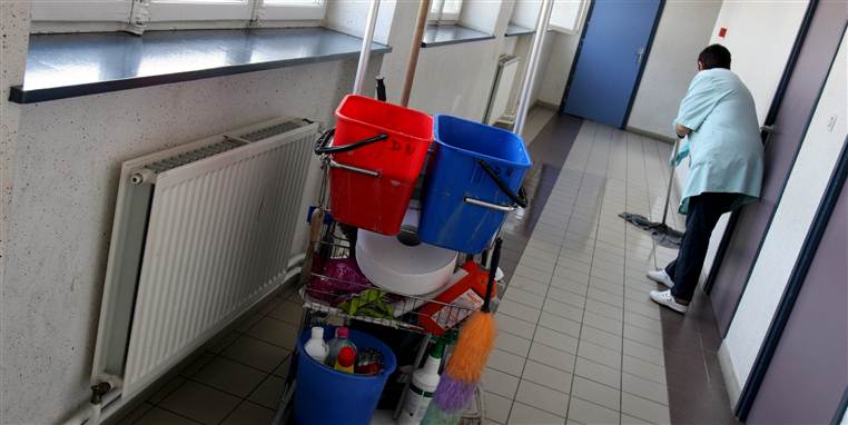 Rengøring er et slidsomt job. Desværre hører det til sjældenhederne, at kommuner går op i andet end prisen, når de vælger rengøringsfirmaer.