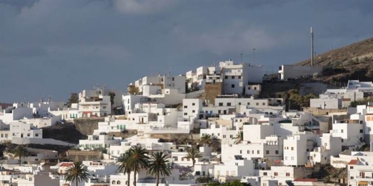 Frivillige fra Røde Kors, hunde og dykkere er ude for at lede efter den danske mand, som har været forsvundet på Gran Canaria siden onsdag.