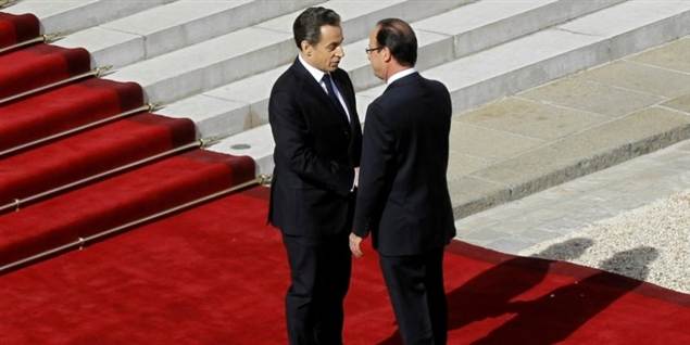 Afgående præsident Nicolas Sarkozy tog imod Francois Hollande foran Élysée-præsidentpaladset. Her tog han ham med indenfor for at overdrage koderne til Frankrigs atomvåben og andre hemmelige filer forud for en kort edsaflæggelse ved en ceremoni med deltagelse af omkring 400 gæster.