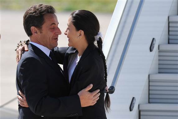 Den franske præsident Sarkozy tog kærligt imod Ingrid Betancourt