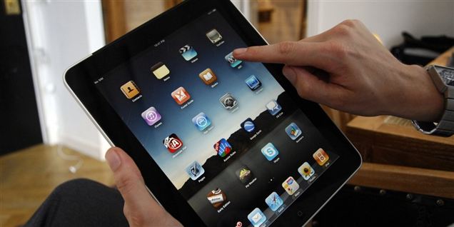 Mænd er bedre end kvinder til at få smarte mobiltelefoner og computere af arbejdsgiveren.