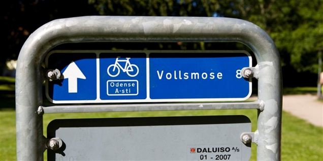 Flere vidner har fortalt til politiet, at tre unge mænd løb fra stedet, hvor den 59-årige blev fundet.
