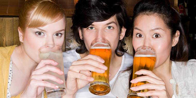 Ritualet omkring fyraftens-øl er en god lejlighed til at være social med dine kollegaer, mener Alexander Kjerulf, stifter af Projekt Arbejdsglæde. Husk lige et alkohol-frit alternativ, råder erhvervspsykolog.