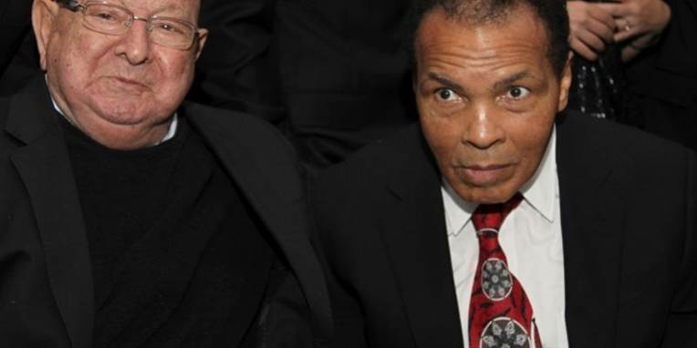 Angelo Dundee var træner for Muhammad Ali, der beskrev sin boksestil med de berømte ord 'danser som en sommerfugl, stikker som en bi.'