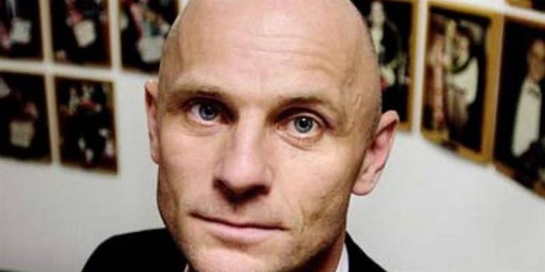 Henrik Qvortrup skal spise en stråhat.