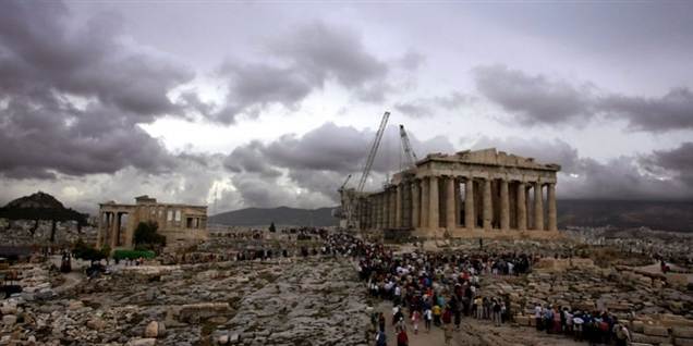 Akropolis fra Grækenlands storhedstid. I dag skød en fortvivlet pensionist sig på Athens travleste plads.
