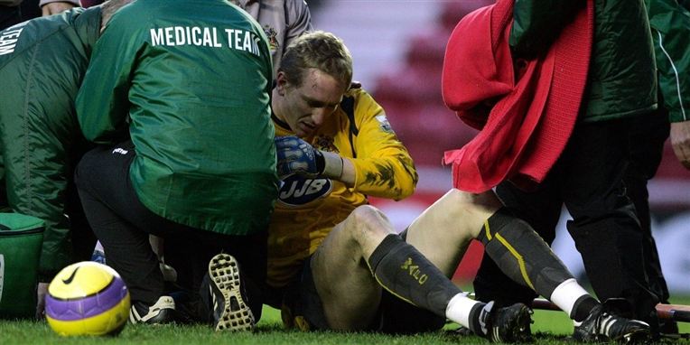 Arkiv. Chris Kirkland blev slået ned i aftenens kamp. Her ses han modtage lægehjælp ved en tidligere lejlighed, som spiller på Wigans hold.