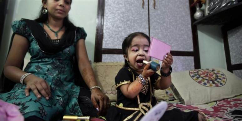 Jyoti Amge skal se fin ud, nu hvor hun er kommet i Guinness Rekordbog.