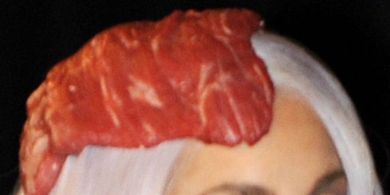 En bøf-hat har været formentlig været stærkt medvirkende til Lady Gagas førsteplads på listen over dårligt klædte kendisser.