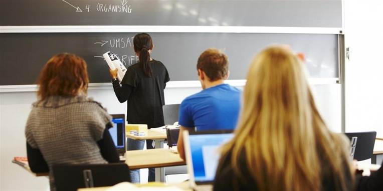 En 20-årig gymnasieelev har fået 30 dages betinget fængsel for at fuske med karakterer.