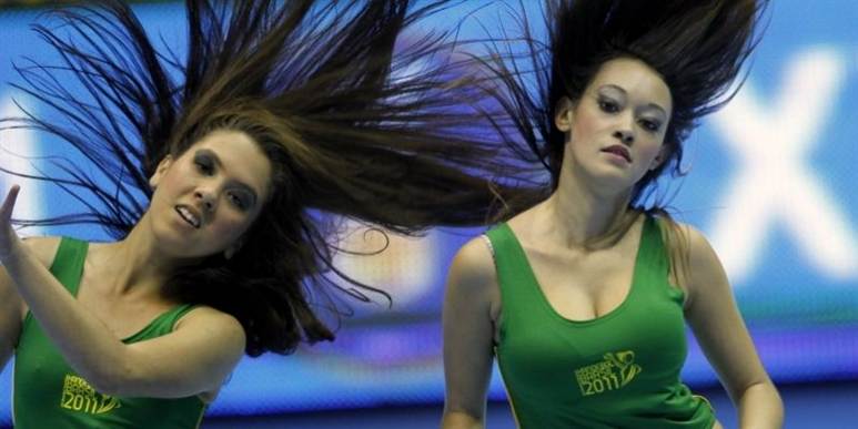 To kvinder danser samba før Danmarks møde med Uruguay.