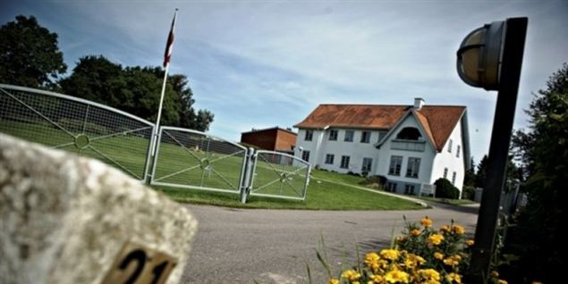 Det er på denne institution, Skarridsøhjemmet, der ifølge Ekstra Bladet foregår omsorgssvigt af beboerne, bl.a. ved at de ikke får skiftet en uren ble før efter mange timer.
