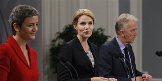 Regeringen siger, at den vil hæve grænsen for, hvornår der skal betales topskat, så skattelettelsen rammer lærere og håndværkere. Venstres bagland vil kun forgylde de rigeste.
