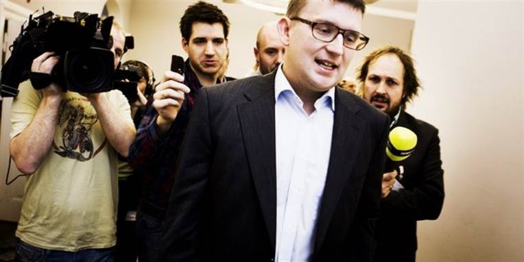 Hidtil har tidligere skatteminister Troels Lund Poulsen ikke ville udtale sig om, hvornår han fik skattesagens papirer. Nu kan Politiken afsløre, at Venstre-manden og hans spindoktor Peter Arnfeldt et år før papirerne blev lækket, hver fik en midlertidig version.