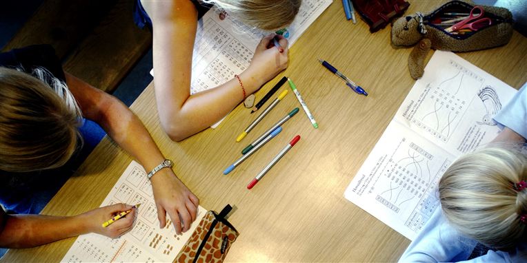 Tre piger fordybet i matematikken. Det skal der være mere af i skolen, siger folk.