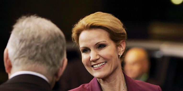Der kan ligge flere kickstart-milliarder og brænde i statsministerens Gucci-taske. Hun afviser ikke en eventuel ny kickstart af økonomien.