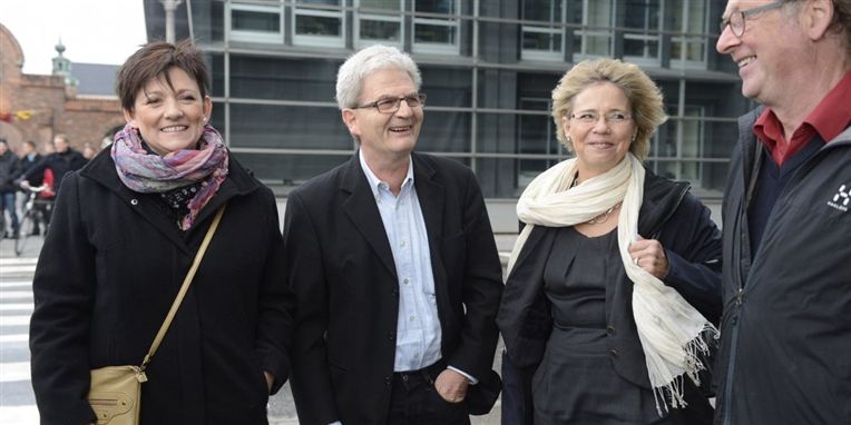 Her ses Holger K. Nielsen på vej til SF-konventet i går. Han er flankeret af gruppeformand Pernille Vigsø Bagge og Vilhelmsen-støtten Anne Baastrup, der måske bliver ny gruppeformand efter Vigsø Bagge, som går af sammen med Villy Søvndal.