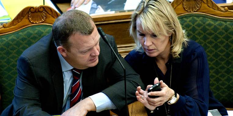 Henriette Kjær var stand-in for Lene Espersen under debatten. Espersen var der kun om formiddagen - her deler hun nyheder med Lars Løkke.