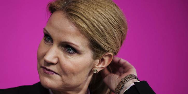 Helle Thorning-Schmidt frygter, at Lars Løkke Rasmussen vil forsøge at fremrykke pensionsalderen. Han vil på sin side ikke give klare svar - dem får vi først om cirka 14 dage, når regeringen holder seminar.