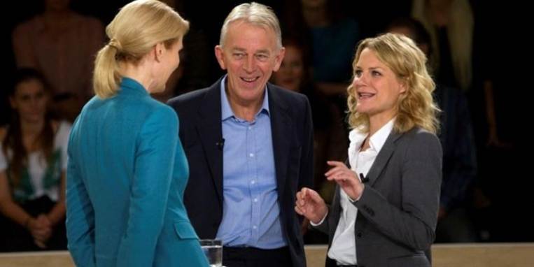 Så er politikerne trukket i det famøse arbejdstøj. Helle Thorning-Schmidt har indkaldt alle partierne i Folketinget til forhandlinger.