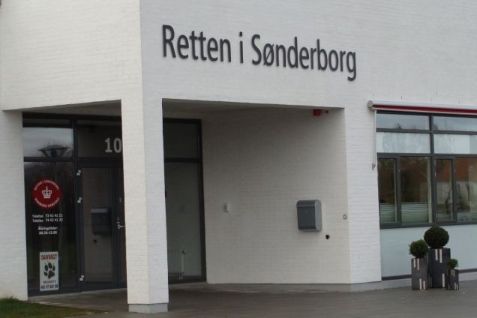 Retten i Sønderborg laver hemmelige ting. Ingen vil fortælle, hvorfor en mand er fængslet, efter en kvindes døde. Eller hvem hun var.