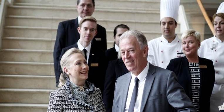 - Rusland siger, at de ønsker at undgå en borgerkrig i Syrien. Jeg siger til dem, at deres politik vil bidrage til borgerkrig, siger Clinton.